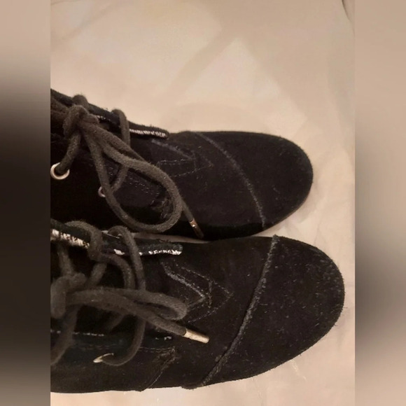 Toms Black Suede Desert Wedge Booties in Size 7 - Picture 8 of 10